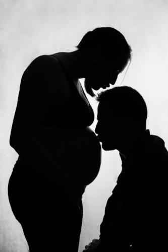 photographie grossesse couple noir et blanc