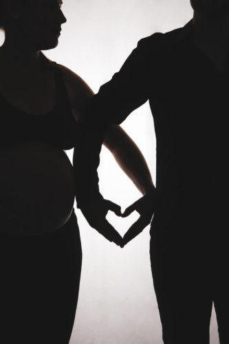 photographie grossesse couple noir et blanc