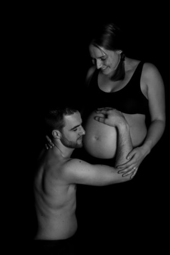photographie grossesse couple noir et blanc