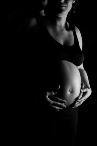photographie grossesse ventre noir et blanc