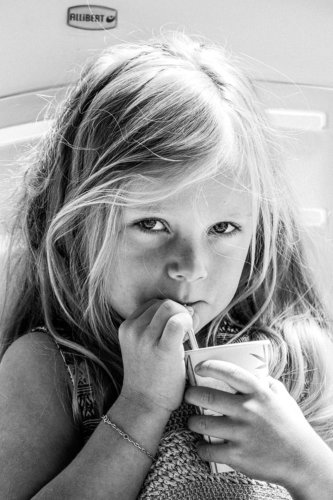 portrait enfant noir et blanc anniversaire