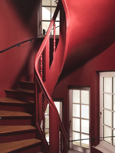 architecture rouge escalier